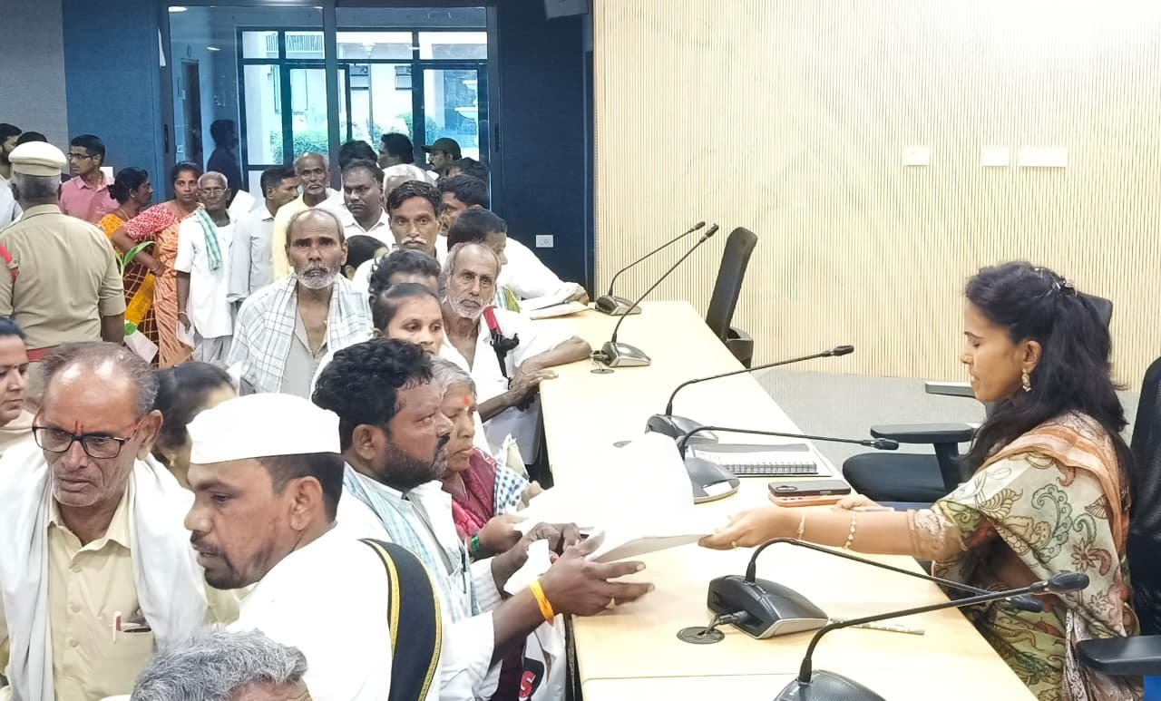 *ప్రజావాణి కార్యక్రమంలో పాల్గొని ప్రజల నుండి దరఖాస్తులు స్వీకరించిన అదనపు కలెక్టర్